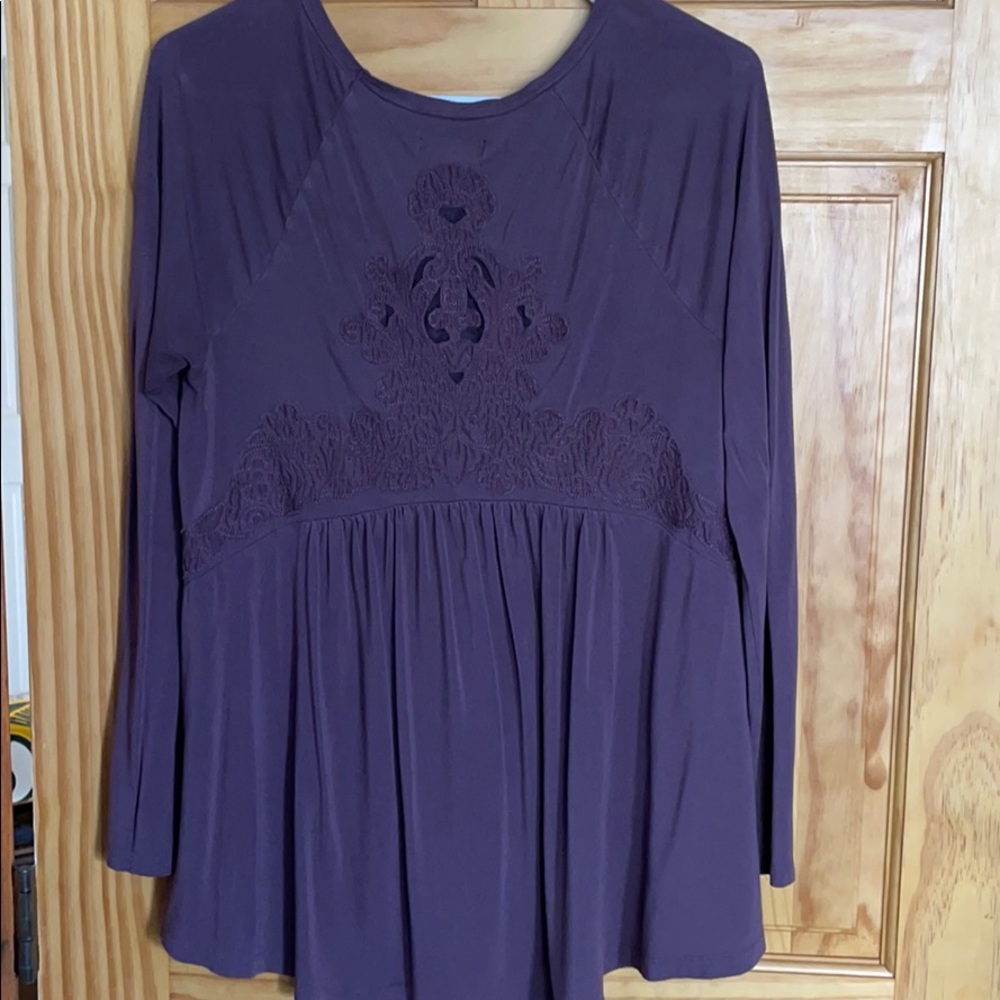 Soft jegging tee with detailing